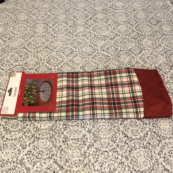 NWT Christmas Holiday Plaid Tree Skirt with Red Trim 38" - Picture 2 of 6
